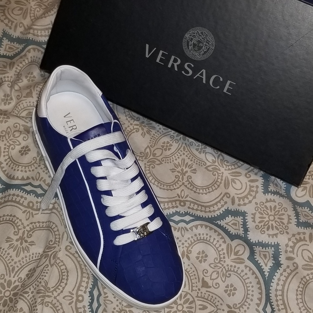 - Versace Sneaker